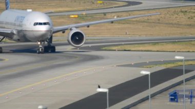 United Airlines Boeing 777 Taksilemek