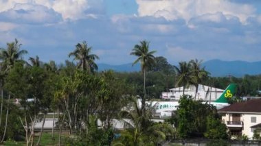 Uçak indikten sonra kalkıyor.