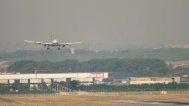 Lufthansa Airbus A330 iniş: çalışan gölge