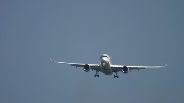 卡塔尔航空公司空客 A350 接近 — 图库视频影像