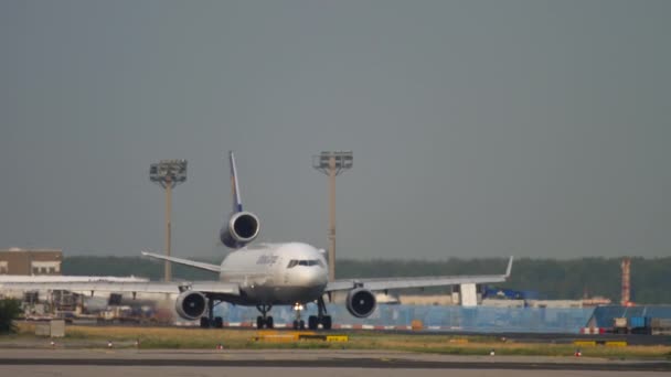 Lufthansa cargo md-11 vor der Abfahrt — Stockvideo