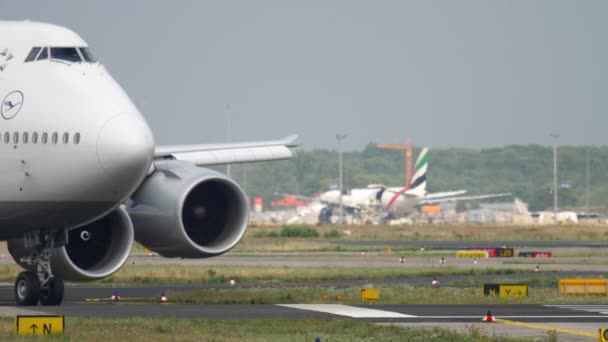 Boeing 747 повернуть, чтобы начать перед вылетом — стоковое видео