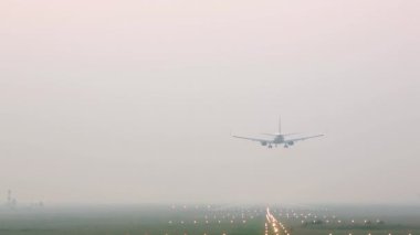 Sisin içinde pistte iniş uçak