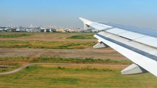 Vista aérea desde el avión descendente — Vídeo de stock