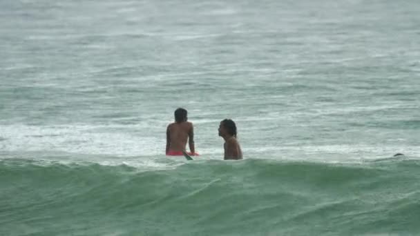 Surfař na vlnách na Jana déšť — Stock video