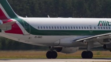 Uçak kalkıştan önce hızlansın.