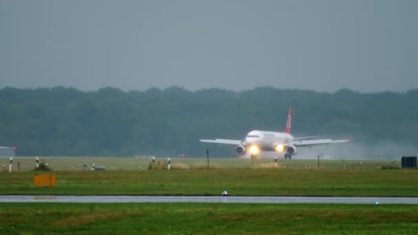 Letadlo přistává za deštivého počasí — Stock video