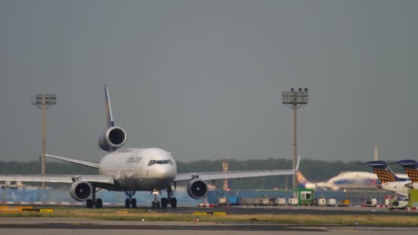 Lufthansa Cargo Md-11 indulás előtt — Stock videók