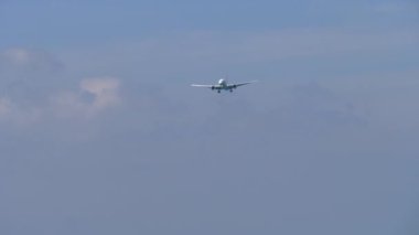 Okyanus üzerinden yaklaşan bir jet uçağı.