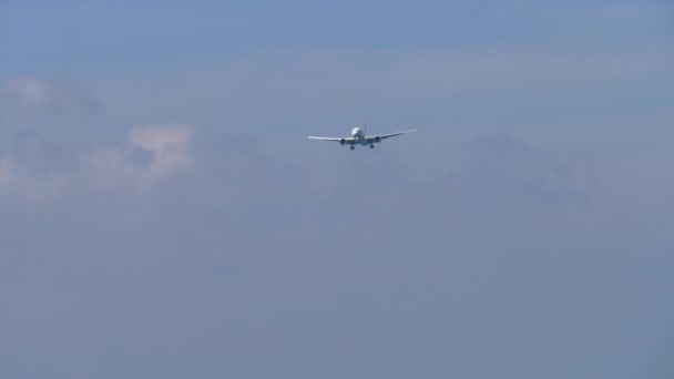 Jet airplane approaching over ocean — Stock Video