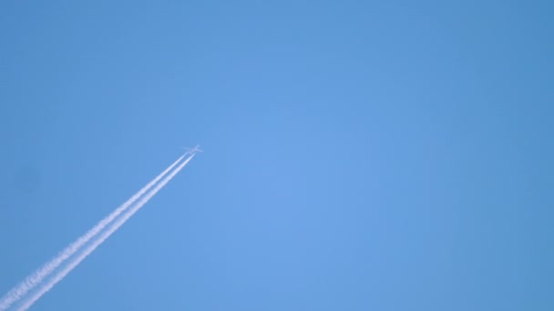 하늘 높이 날고 있는 비행기 — 비디오