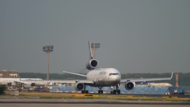 Lufthansa cargo md-11 vor der Abfahrt — Stockvideo