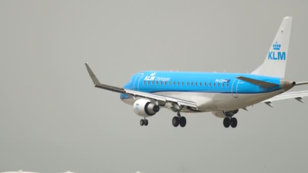 KLM Cityhopper Embraer 175STD atterraggio — Video Stock