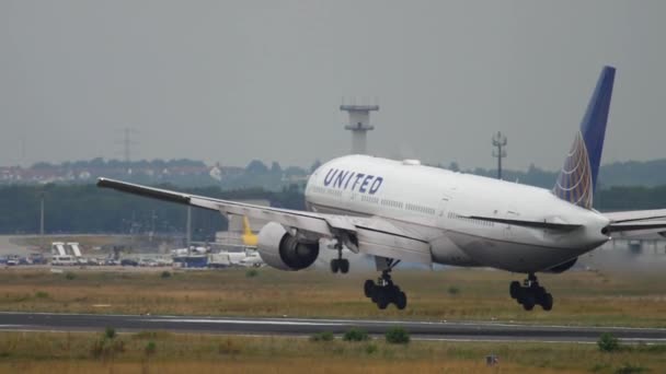 United Airlines Boeing 777 iniş — Stok video