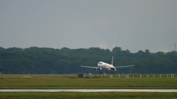 Atterrissage de l'avion tôt le matin — Video