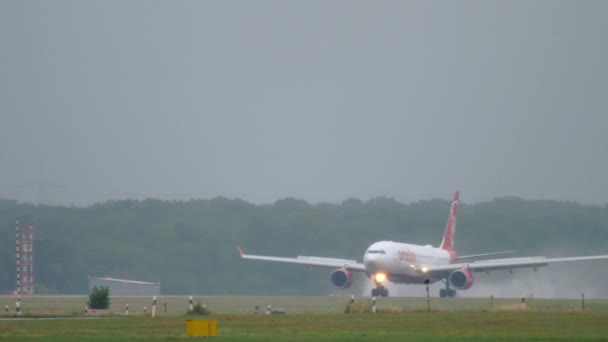 Flugzeug landet bei Regenwetter — Stockvideo