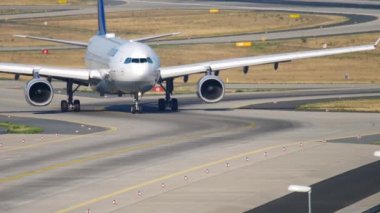 Lufthansa Airbus A330 taksi