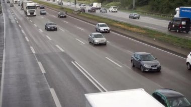 Dört yönlü Autobahn Frankfurt Havaalanı yakınında
