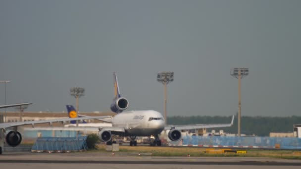 Lufthansa Cargo MD-11 перед вылетом — стоковое видео
