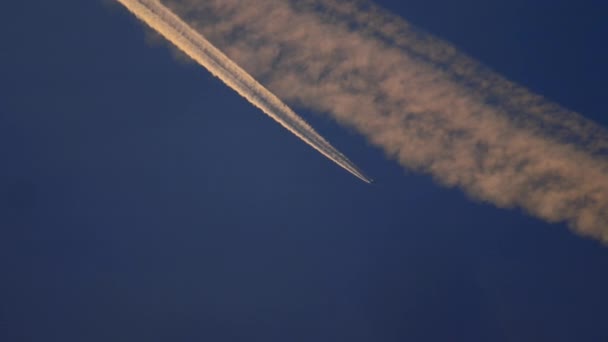 Avión en el cielo, reflejo del sol puesta del sol — Vídeos de Stock