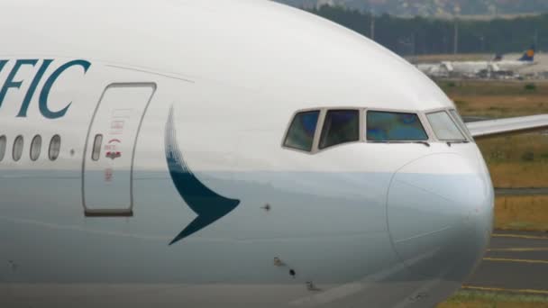 Boeing 777 vontatás a szolgálatból — Stock videók