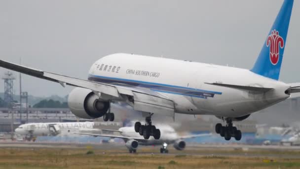 China Südliche Fracht boeing 777 Landung — Stockvideo