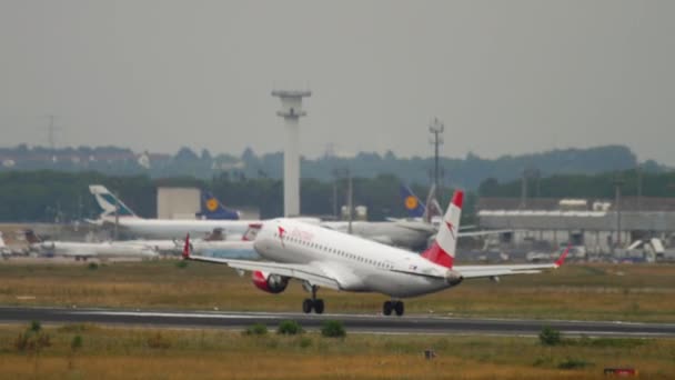 Oostenrijks luchtvaartmaatschappij Embraer ERJ-195lr landing — Stockvideo