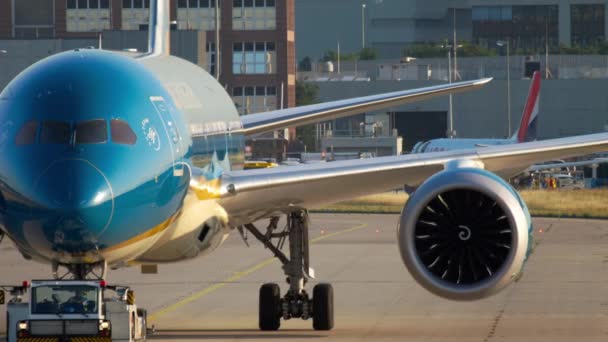 서비스에 견인 하는 보잉 787 — 비디오
