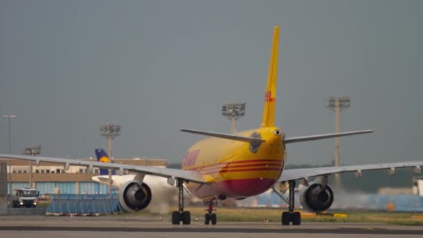 Cargo Airbus A300 in taxi dopo l'atterraggio — Video Stock