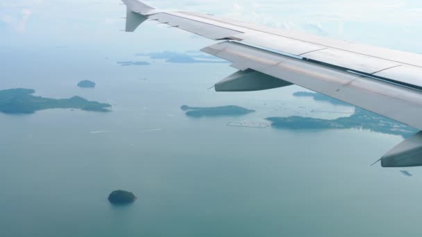 Luftaufnahme Landschaft aus dem absteigenden Flugzeug — Stockvideo