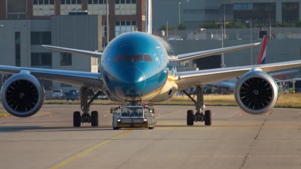 Boeing 787 reboque para serviço — Vídeo de Stock