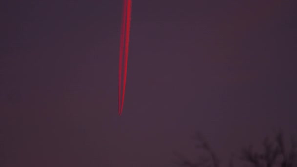 Vliegtuig aan de hemel, zonsondergang zon reflectie — Stockvideo