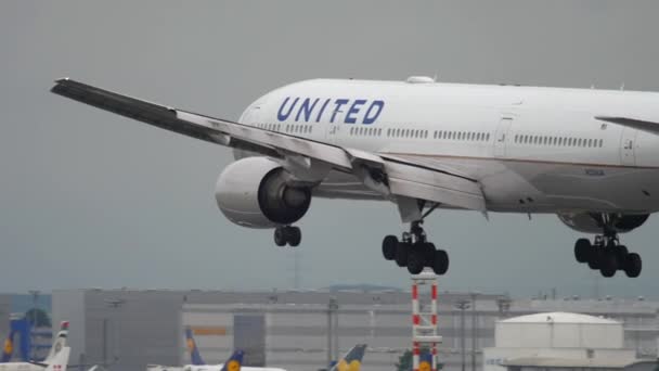 美国联合航空公司波音777飞机着陆 — 图库视频影像