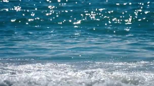 Olas azules ondean la orilla de la playa de Nai Harn — Vídeo de stock