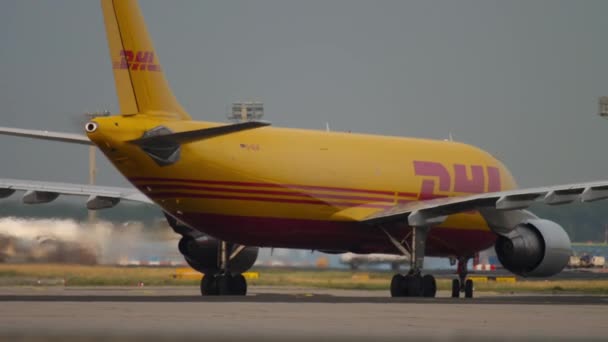 Airbus cargo A300 circulant après l'atterrissage — Video