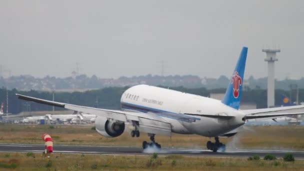 Kina södra Cargo Boeing 777 landning — Stockvideo