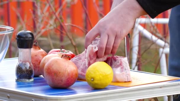 Mannen snijden vlees voor BBQ — Stockvideo