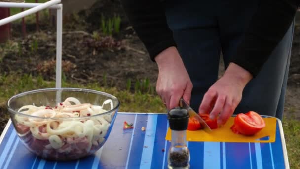 Мужчины нарезают томайтосы для барбекю — стоковое видео