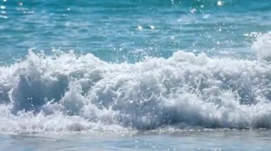 Masmavi dalgalar kıyıya Nai Harn Beach haddelenmiş