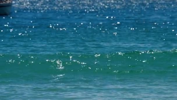 Olas azules ondean la orilla de la playa de Nai Harn — Vídeos de Stock