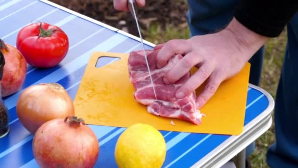 Hombres rebanando carne para barbacoa — Vídeos de Stock