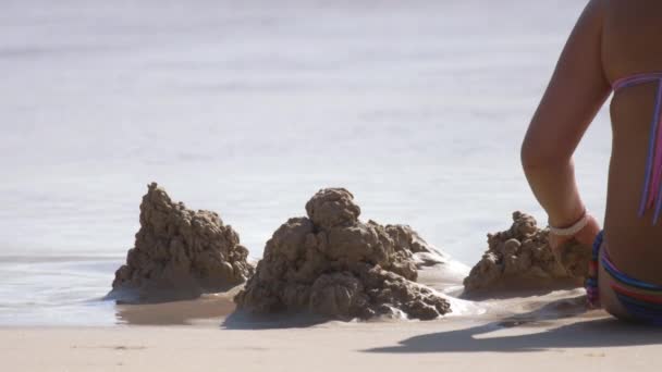 Песчаный замок на пляже — стоковое видео