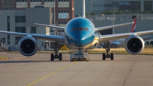 Boeing 787 буксирует к эксплуатации — стоковое видео