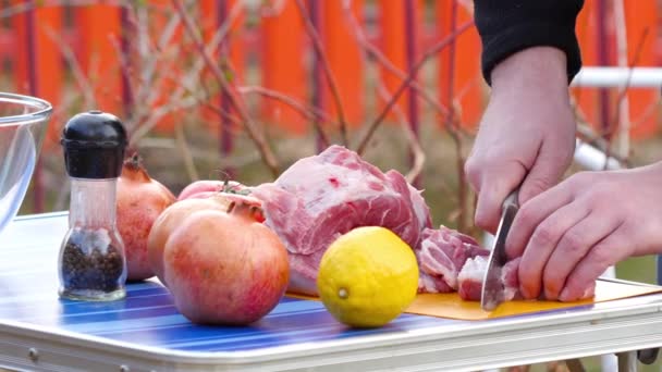 Mannen snijden vlees voor BBQ — Stockvideo