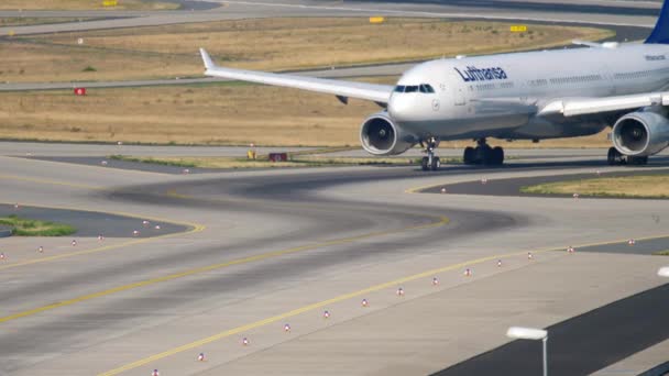 Lufthansa airbus a330 rollt — Stockvideo