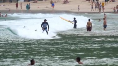 Sörfçü dalgaları üzerinde