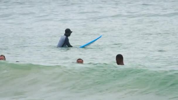 波の上でサーファーが — ストック動画