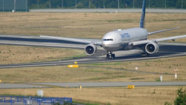 United Airlines Boeing 777 taxiing — Vídeo de Stock