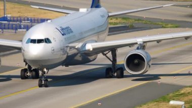 Lufthansa Airbus A330 taksi