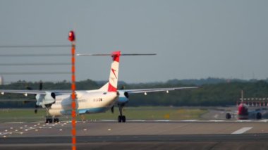 Uçak kalkmadan önce piste dönün.